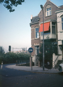 21092 Gezicht op de voorgevel van het pand Cornelis van Houtmanstraat 2 te Utrecht met links de Oosterspoorweg.